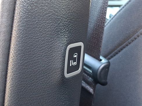 Used 2023 Chrysler Pacifica Touring FWD image 12