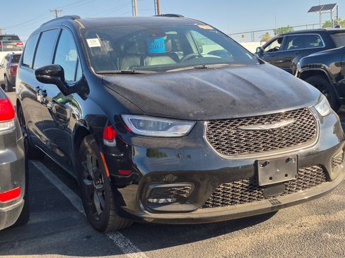 Used 2025 Chrysler Pacifica Limited FWD image 3