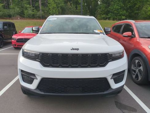 Used 2023 Jeep Grand Cherokee Altitude AWD/4WD image 3