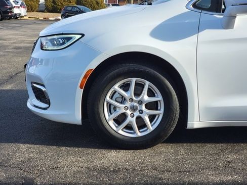 Used 2022 Chrysler Pacifica Touring-L image 13