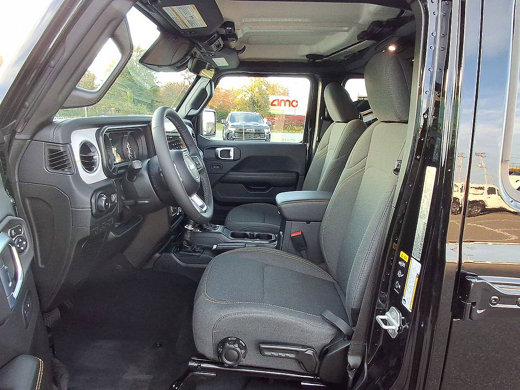 Used 2026 Jeep Wrangler Unlimited Sahara AWD/4WD image 17