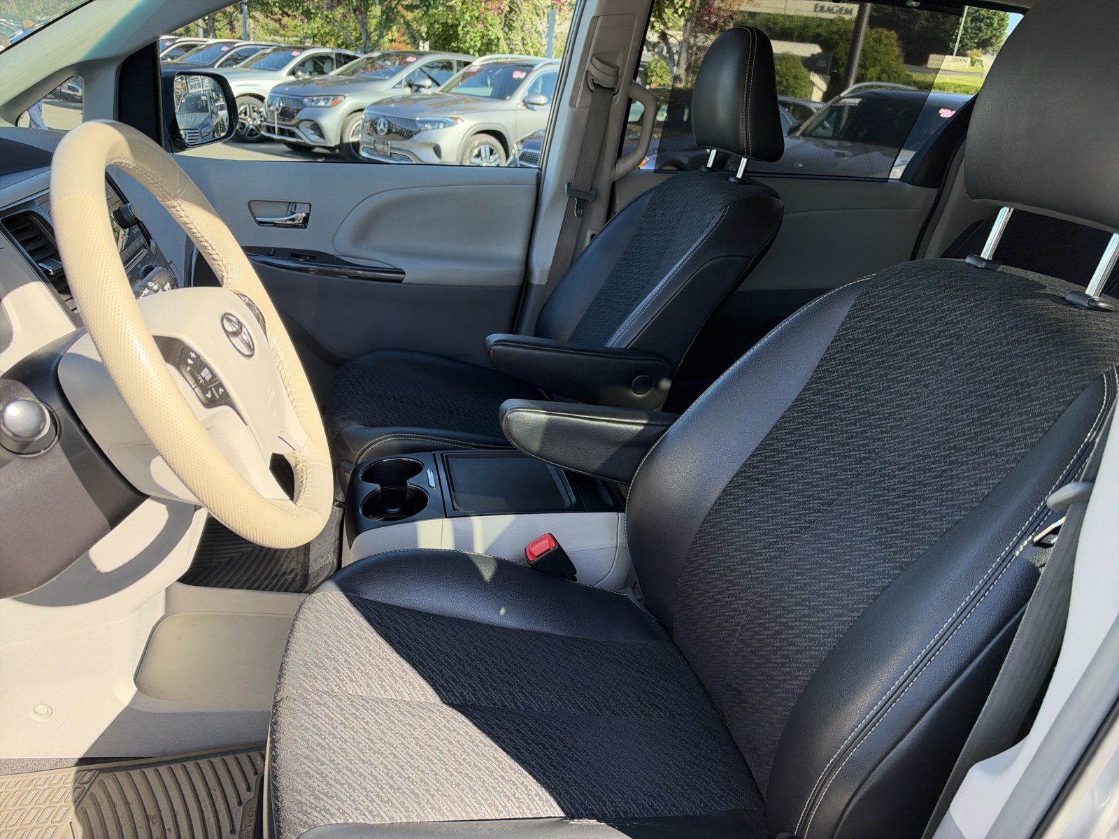 Used 2014 Toyota Sienna SE FWD image 8