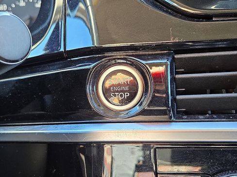 Used 2024 Nissan Pathfinder SV image 30