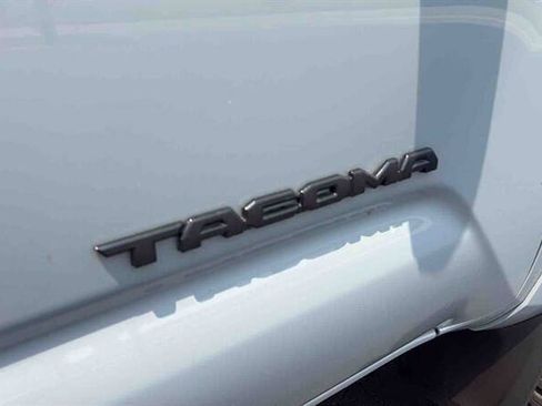 Used 2019 Toyota Tacoma TRD Sport AWD/4WD image 9
