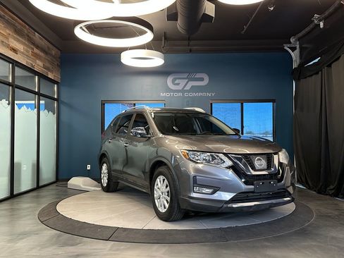 Used 2017 Nissan Rogue SV FWD image 1