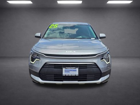 Used 2025 Kia Niro LX FWD image 2