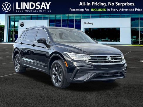 Used 2023 Volkswagen Tiguan SE w/ Panoramic Sunroof Package image 1