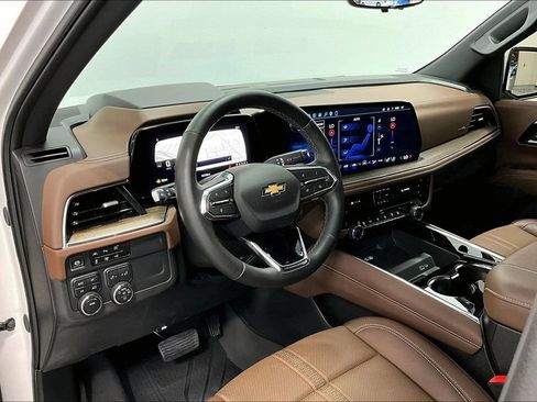 Used 2025 Chevrolet Tahoe High Country AWD/4WD image 16