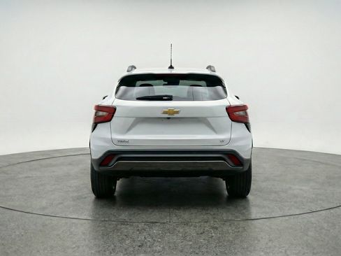 Used 2025 Chevrolet Trax LT FWD image 7
