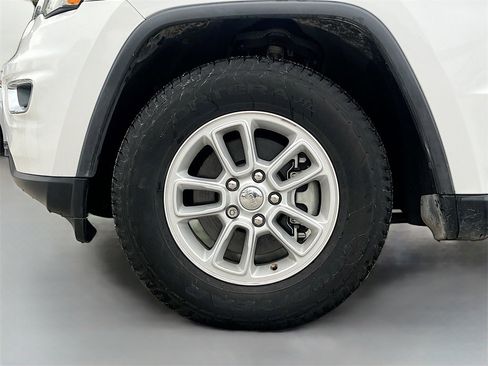 Used 2020 Jeep Grand Cherokee Laredo image 29