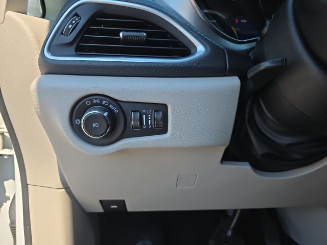Used 2020 Chrysler Pacifica Limited w/ Advanced Safetytec Group FWD image 34