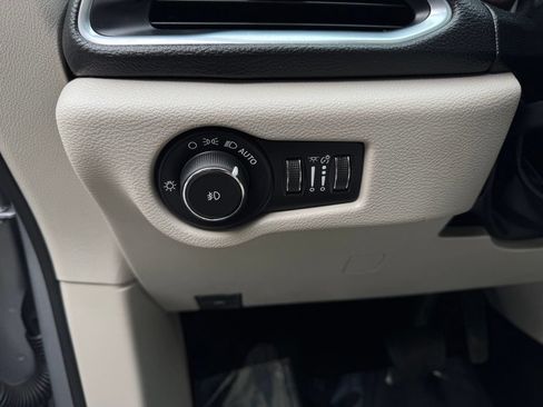 Used 2020 Chrysler Pacifica Limited FWD image 13