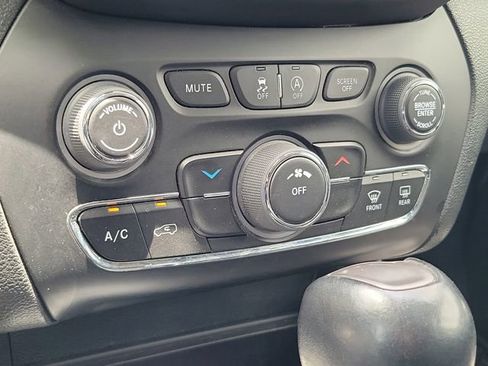 Used 2022 Jeep Cherokee Latitude w/ Sun & Sound Group AWD/4WD image 27