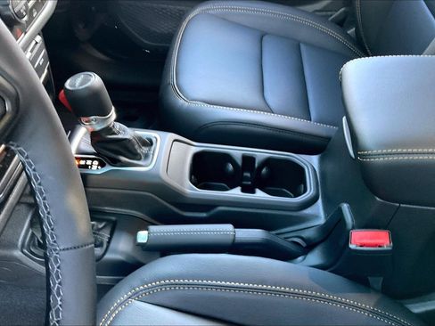 New 2025 Jeep Gladiator High Tide image 8