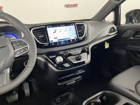 New 2026 Chrysler Voyager LX image 17