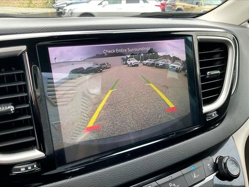 Used 2023 Chrysler Pacifica Touring-L FWD image 16