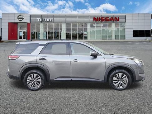 Used 2025 Nissan Pathfinder SV FWD image 3