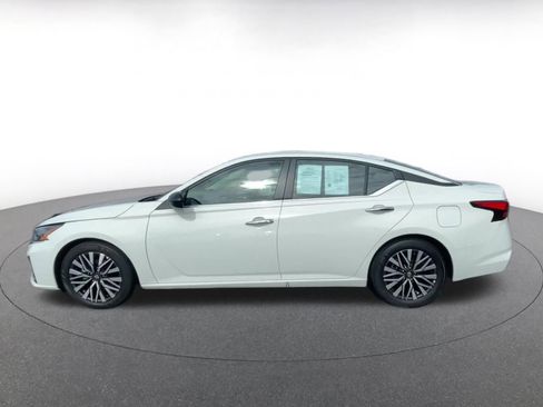 Used 2025 Nissan Altima 2.5 SV image 9