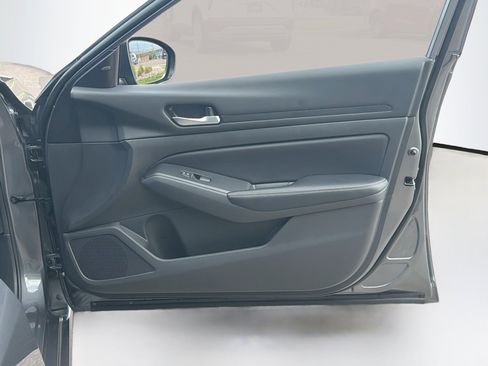 Used 2025 Nissan Altima 2.5 SV FWD image 30