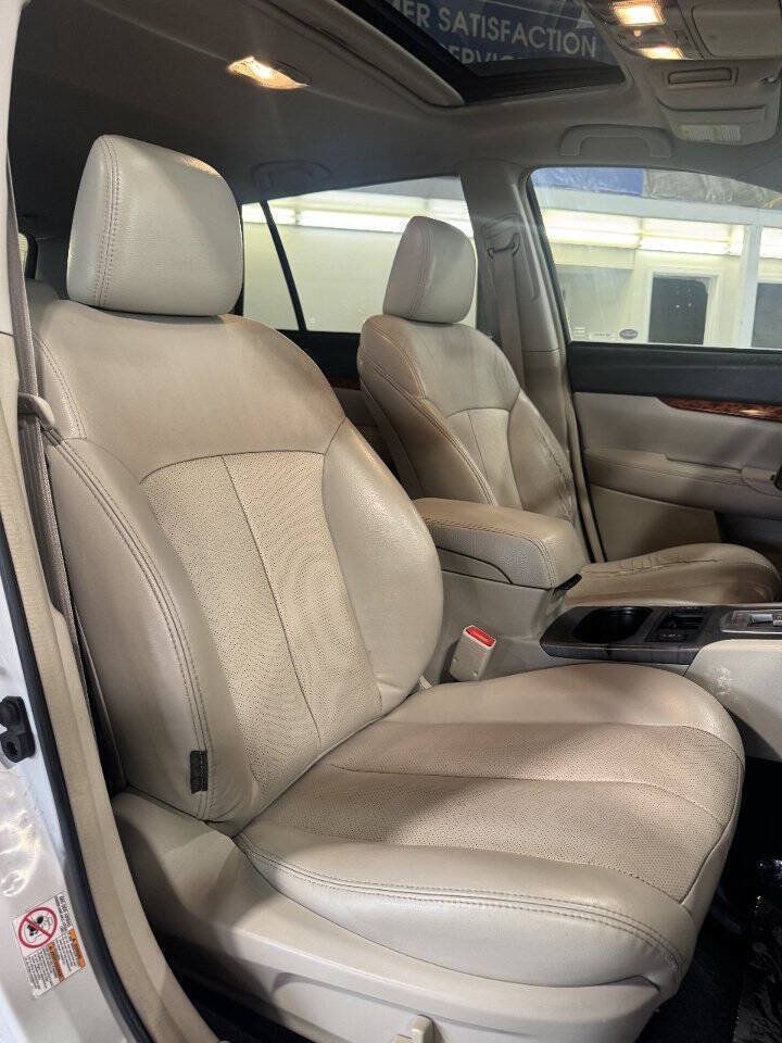 Used 2010 Subaru Outback 2.5i Limited AWD/4WD image 6