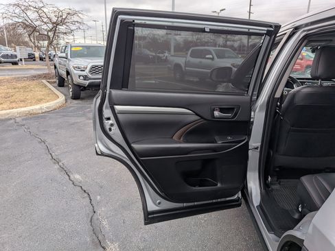 Used 2019 Toyota Highlander XLE image 23