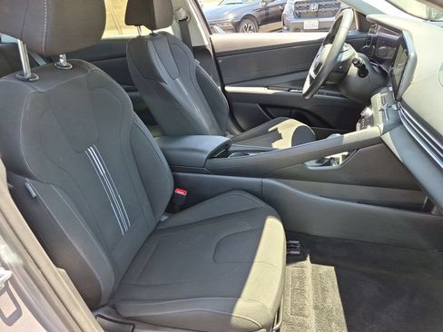 Used 2025 Hyundai Elantra SEL FWD image 31