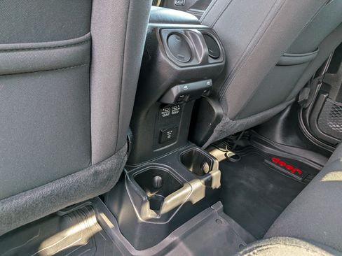 Used 2023 Jeep Gladiator Overland AWD/4WD image 20