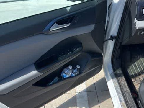 Certified 2023 Volkswagen Taos SE w/ Panoramic Sunroof Package image 12