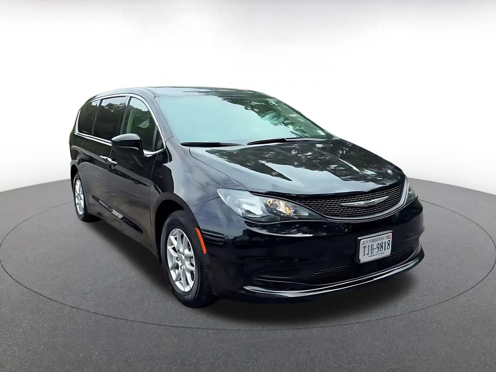 Used 2024 Chrysler Voyager LX FWD image 3