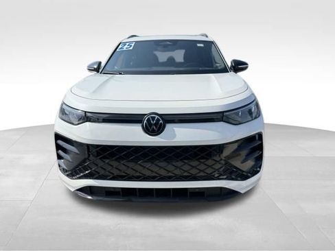 Used 2025 Volkswagen Tiguan SE R-Line AWD/4WD image 2
