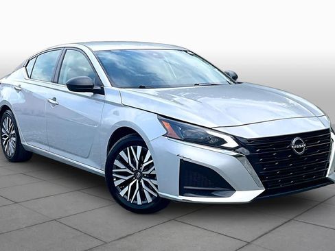 Used 2024 Nissan Altima 2.5 SV FWD image 3