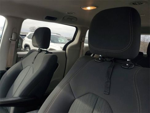 Used 2019 Chrysler Pacifica L image 16