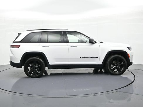 Used 2023 Jeep Grand Cherokee Limited w/ Black Appearance Package AWD/4WD image 9