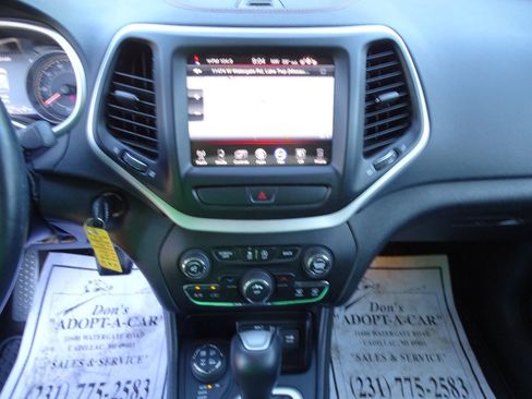Used 2017 Jeep Cherokee 4WD Trailhawk w/ Cold Weather Group image 19