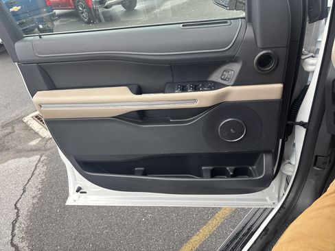 Used 2022 Ford Expedition Max Limited image 16