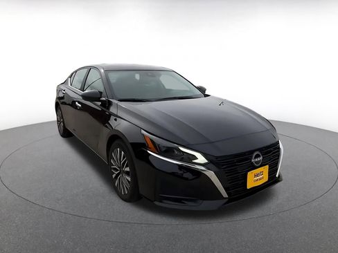 Used 2025 Nissan Altima 2.5 SV FWD image 3