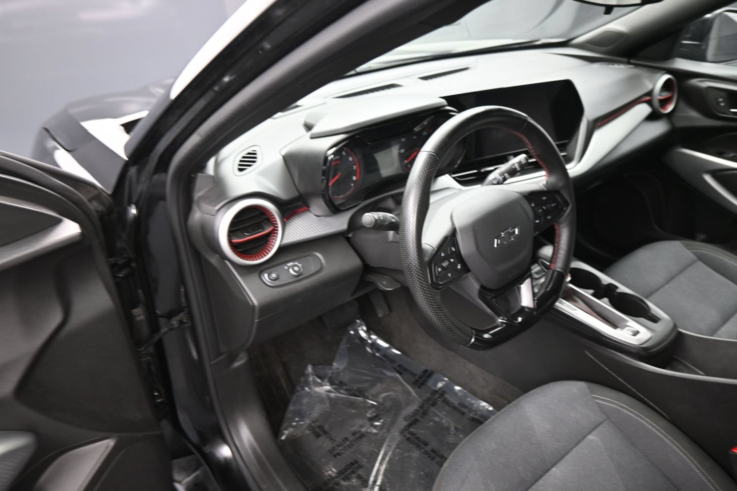 Used 2025 Chevrolet Trax RS FWD image 12