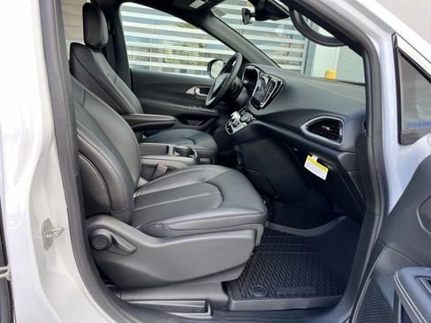New 2026 Chrysler Voyager LX image 23