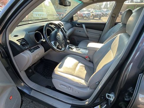 Used 2012 Toyota Highlander SE image 8