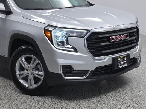 Used 2022 GMC Terrain SLE w/ Driver Convenience Package image 2