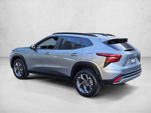 Used 2025 Chevrolet Trax LT FWD image 8