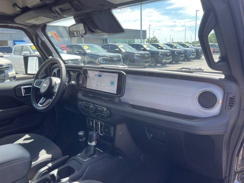 Used 2025 Jeep Wrangler Unlimited Sahara AWD/4WD image 18