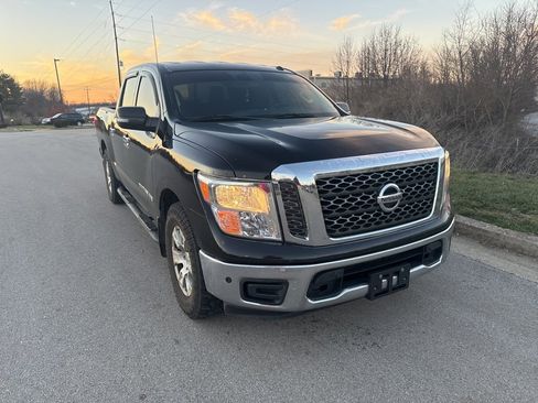 Used 2018 Nissan Titan SV w/ SV Convenience Package image 3