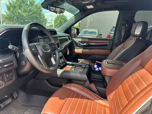 Used 2023 GMC Yukon XL Denali Ultimate AWD/4WD image 8