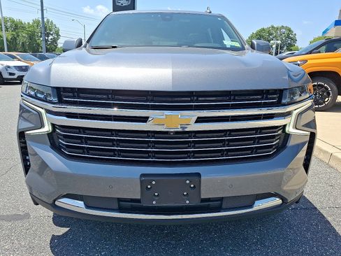Used 2021 Chevrolet Suburban LT w/ LT Signature Package AWD/4WD image 2