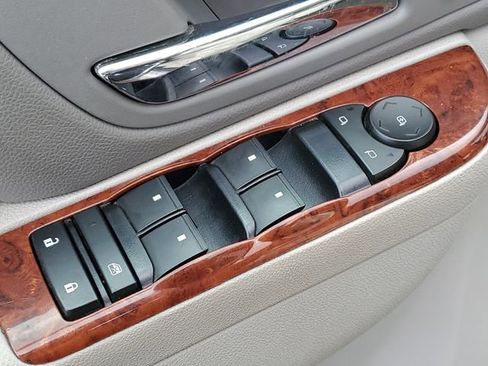 Used 2013 Chevrolet Avalanche LT image 20