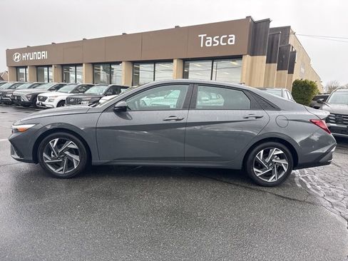 Used 2025 Hyundai Elantra Sport FWD image 2
