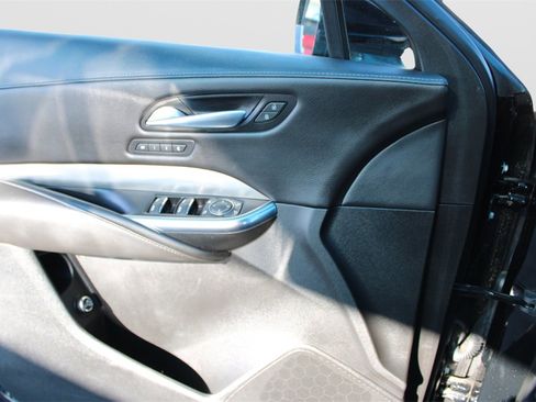 Used 2025 Cadillac XT4 Premium Luxury image 19