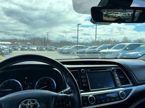 Used 2019 Toyota Highlander XLE image 2