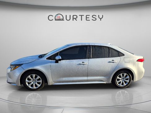 Used 2021 Toyota Corolla LE FWD image 2